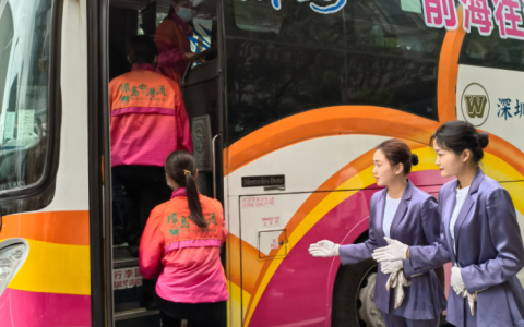 前海往返香港的跨境巴士正式营运了，乘客最快一个小时可直抵尖沙咀、铜锣湾、屯门、迪士尼乐园等地。